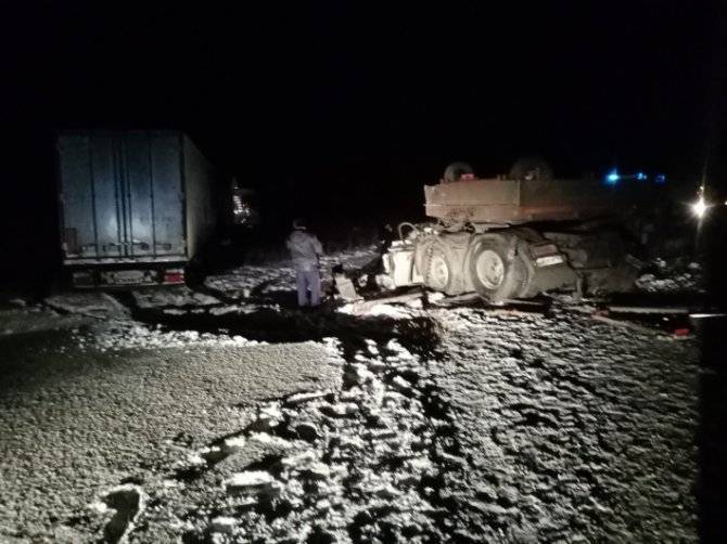В ДТП с двумя грузовиками в Свердловской области погиб водитель