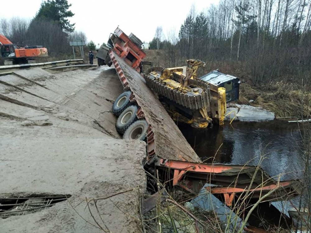 В Бабаевском районе рухнул мост под весом грузовика