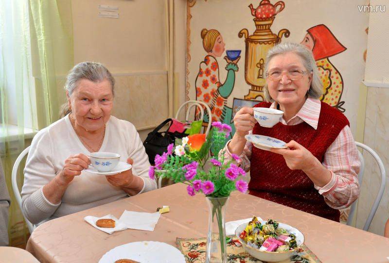 Участников «Московского долголетия» пригласили отметить Международный день чая