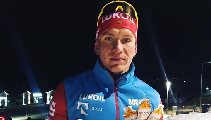 Лыжник Александр Большунов выиграл соревнования в скиатлоне на этапе Кубка мира