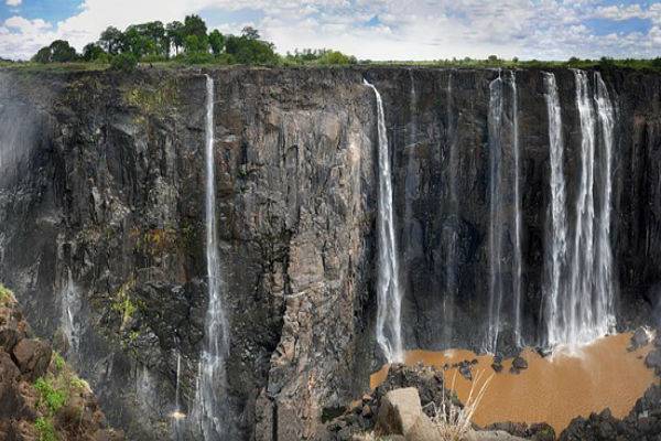 Крупнейший водопад Виктория обмелел до тонкой струйки