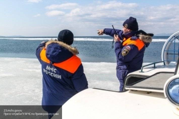 В Перми шестеро рыбаков дрейфуют на оторвавшейся льдине на реке Кама