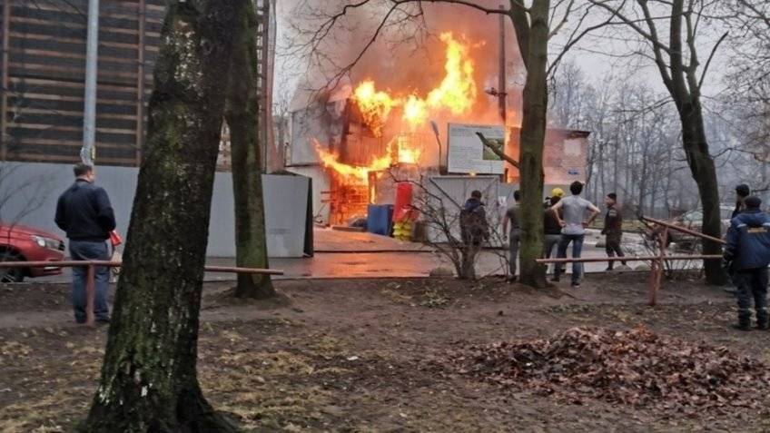Четыре бытовки и контейнер сгорели на стройке в Петербурге