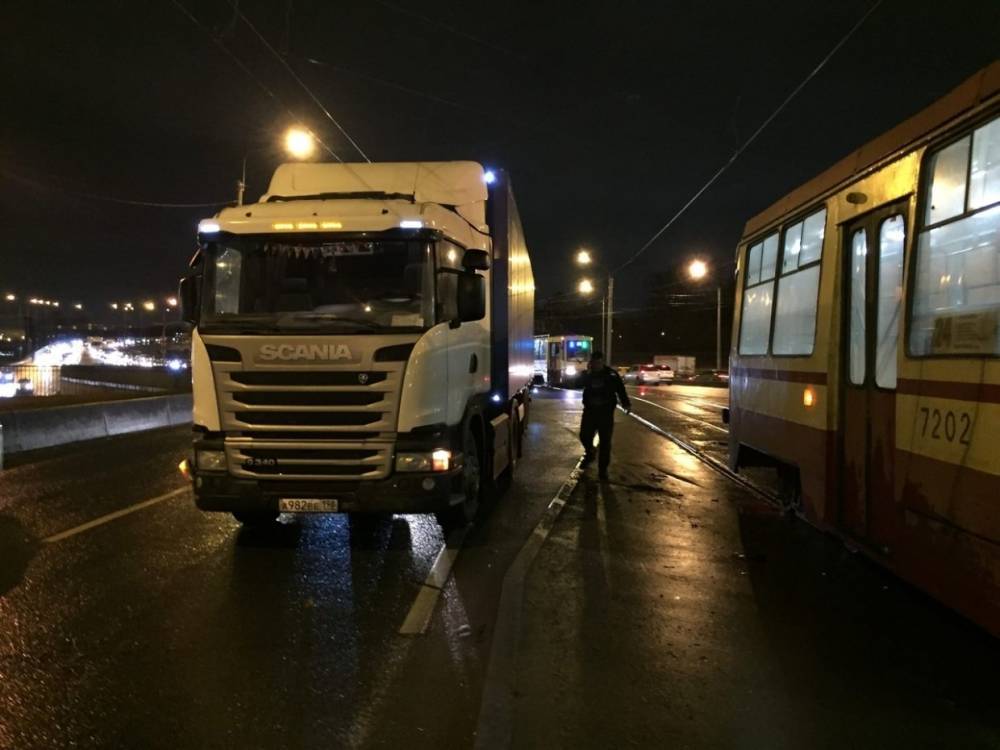 На Обуховской обороны автомобиль после удара об грузовик улетел на трамвайные пути