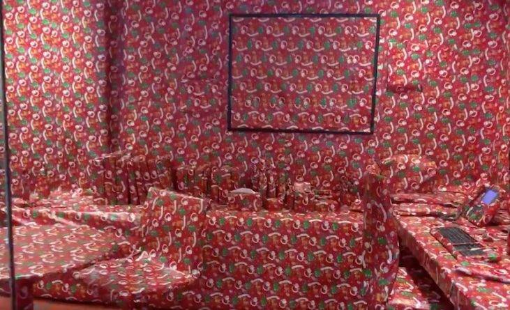 Любительница розыгрышей подшутила над боссом, целиком «упаковав» его офис в рождественскую оберточную бумагу