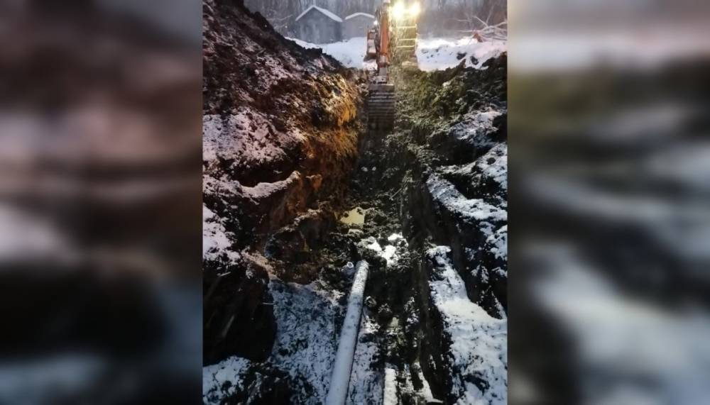 На улице Кирпичного завода починили канализационную трубу на глубине шесть метров