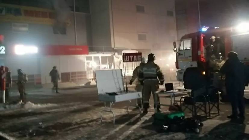 В Биробиджане начался пожар в торговом центре