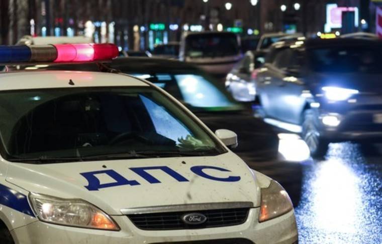 Два человека пострадали при столкновении легковушки со столбом в Москве