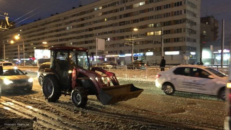 Спецтехника вышла на улицы Петербурга из-за внезапно упавшего снега