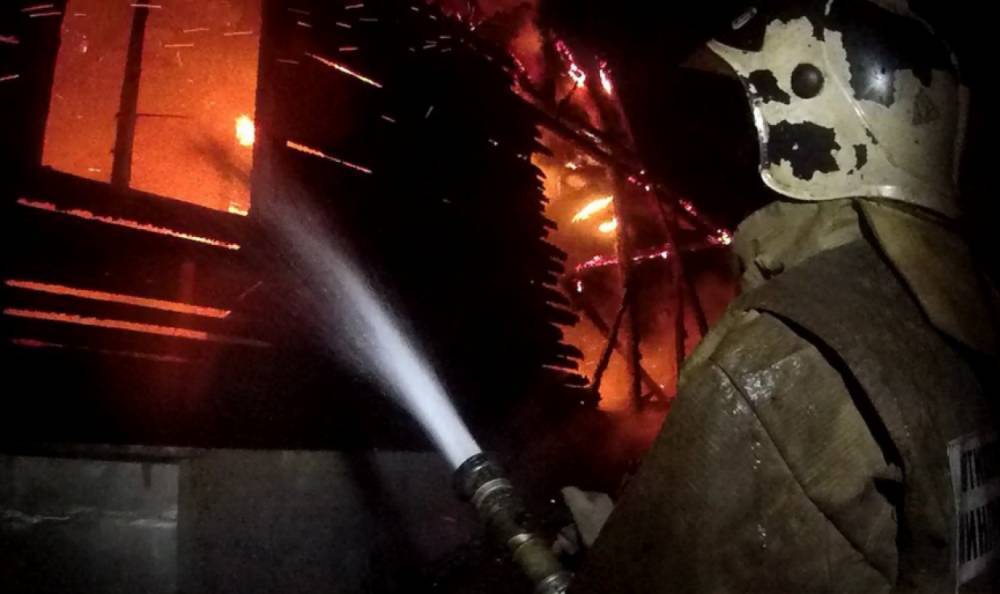 Полтора часа огнеборцы тушили горящий дом в Волховском районе
