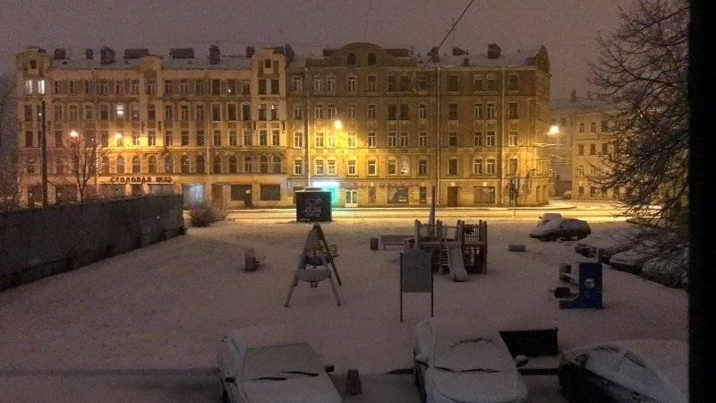 Снегоуборочная техника вышла на улицы Петербурга после ночного снегопада