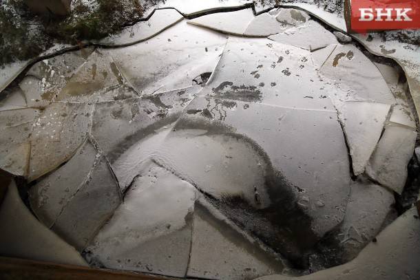 В столице Коми под лед провалился автомобиль с пассажирами
