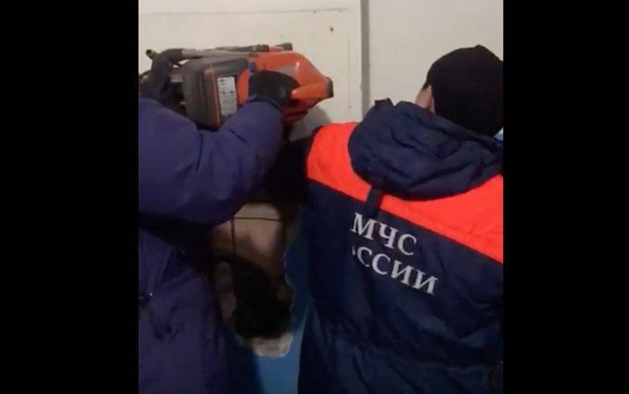 Мужчина в Якутске упал в вентиляционную шахту, попытавшись достать валенки