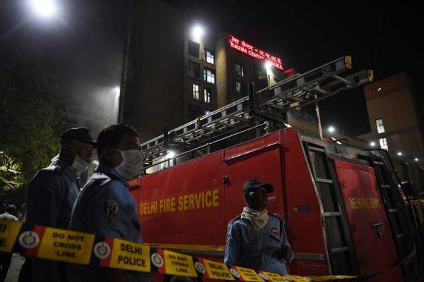 Более 40 человек погибли во время пожара на фабрике в Дели