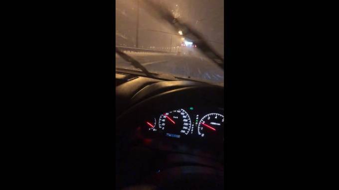 Петербургские водители пожаловались, что КАД занесло снегом