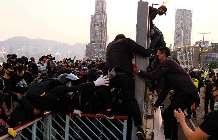 Перед протестами в Гонконге задержана группа провокаторов с оружием