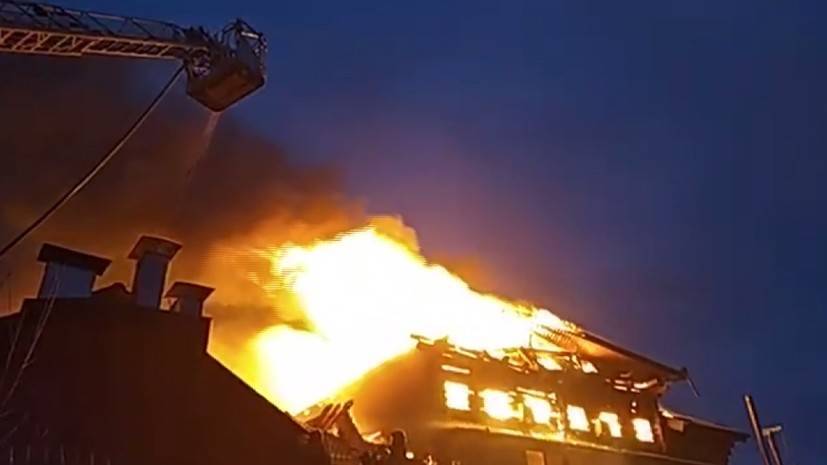В Одинцове горит деревянная гостиница — видео