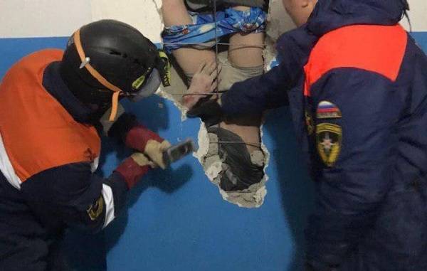 В Якутии спасли мужчину, который упал в вентиляцию своего дома с высоты десятого этажа