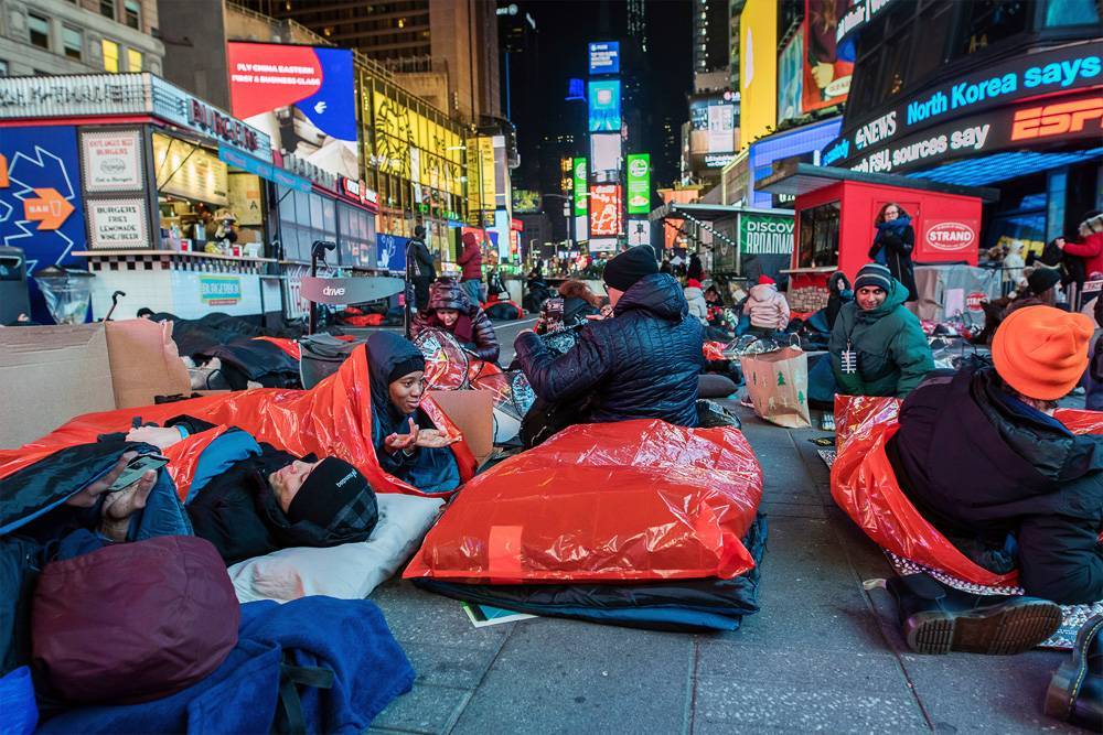 Тысячи человек по всему миру переночевали на улице в поддержку бездомных