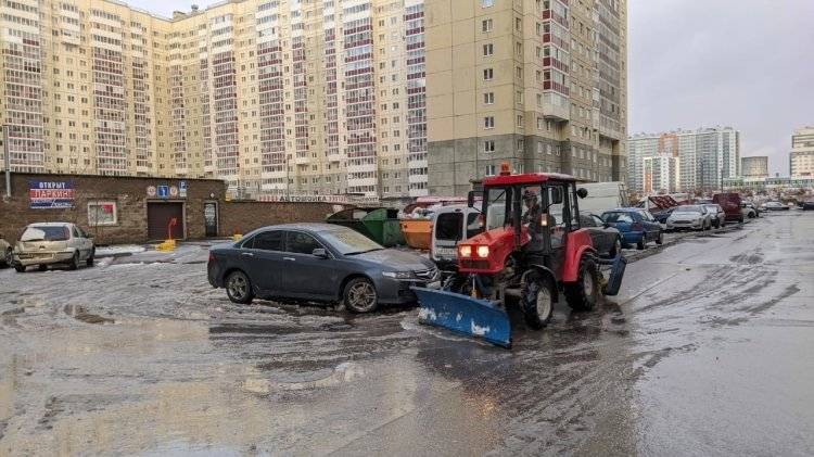 Около тысячи дворников и 450 единиц спецтехники убирают улицы Петербурга от слякоти