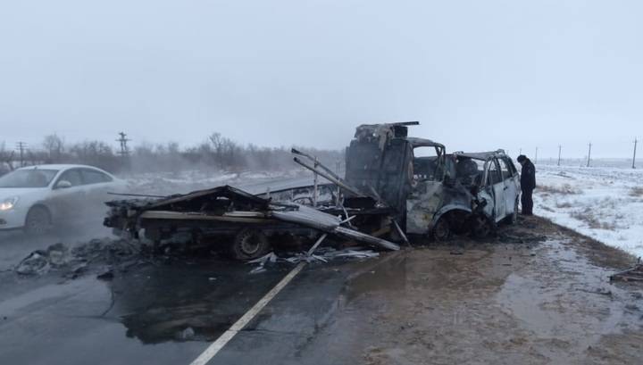 Очевидец запечатлел пылающие машины на месте гибели четырех человек под Оренбургом