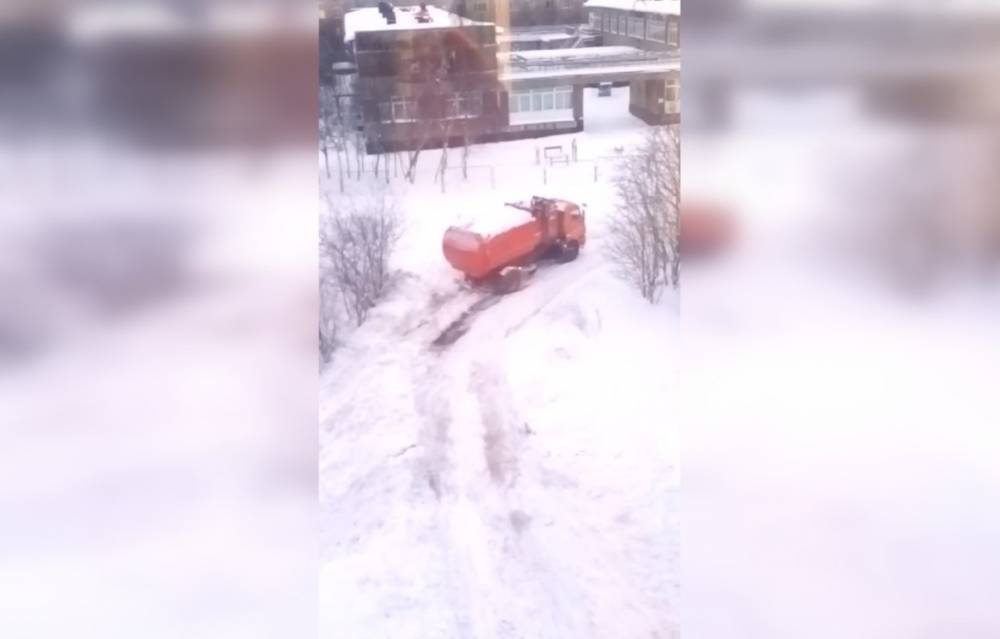 В неочищенном дворе Мурманска засняли застрявший в снегу мусоровоз