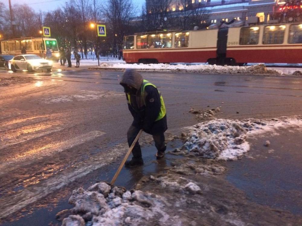 В Петербурге более тысячи дворников ликвидируют последствия ночного снегопада
