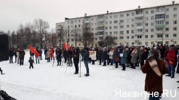 "Без эксцессов". В Пермском крае митинг против объединения больниц собрал более 300 человек