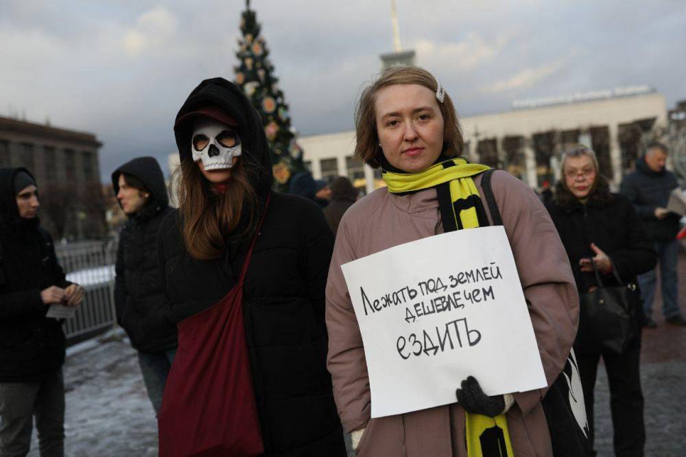 В Петербурге на митинге против повышения тарифов на проезд задержали трех людей с плакатами «Чиновникам бесплатные катафалки» и «Губернатора под землю»