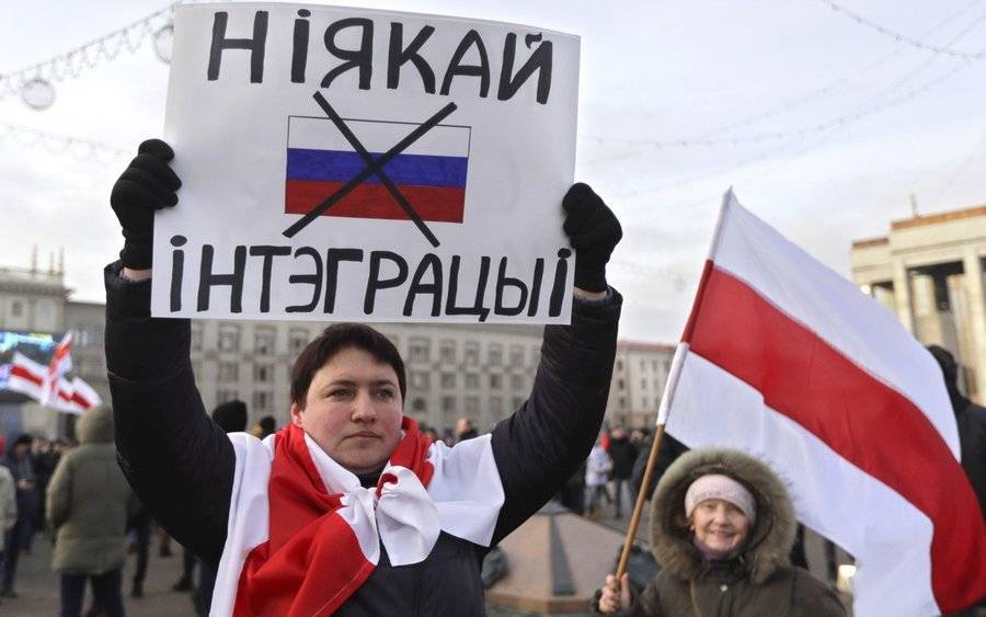Протестующие против интеграции направились к посольству России в Минске