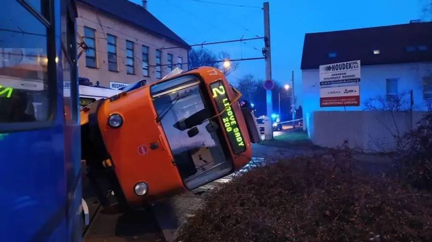 В чешском Либерце столкнулись два трамвая - один перевернулся (Фото)