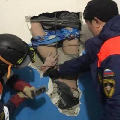 В Якутии спасатели вызволили из вентиляционной шахты мужчину