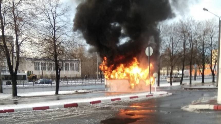 Видео: Маршрутка сгорела рядом у станции метро «Волковская»