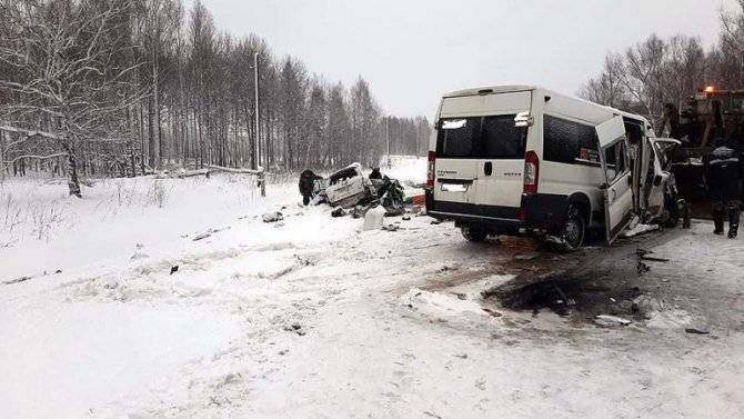 Два человека погибли в ДТП с автобусом в Томской области