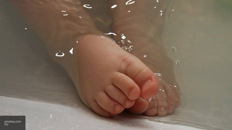 Годовалый ребенок утонул в ванне в Ленобласти, сообщили СМИ