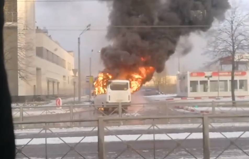 Маршрутка сгорела недалеко от станции метро «Волковская» в Петербурге