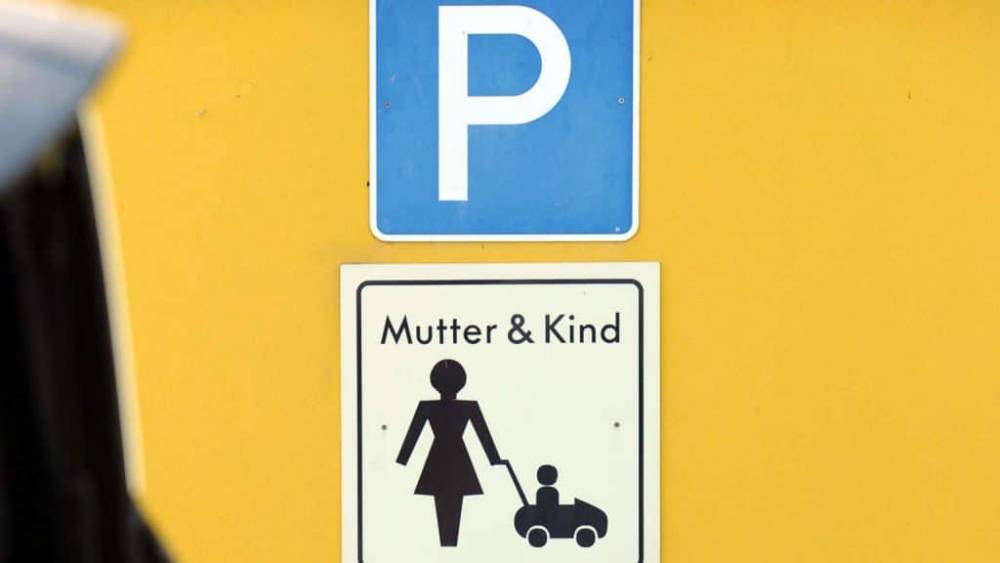 Парковка на местах для родителей с детьми: какие штрафы предусмотрены для нарушителей