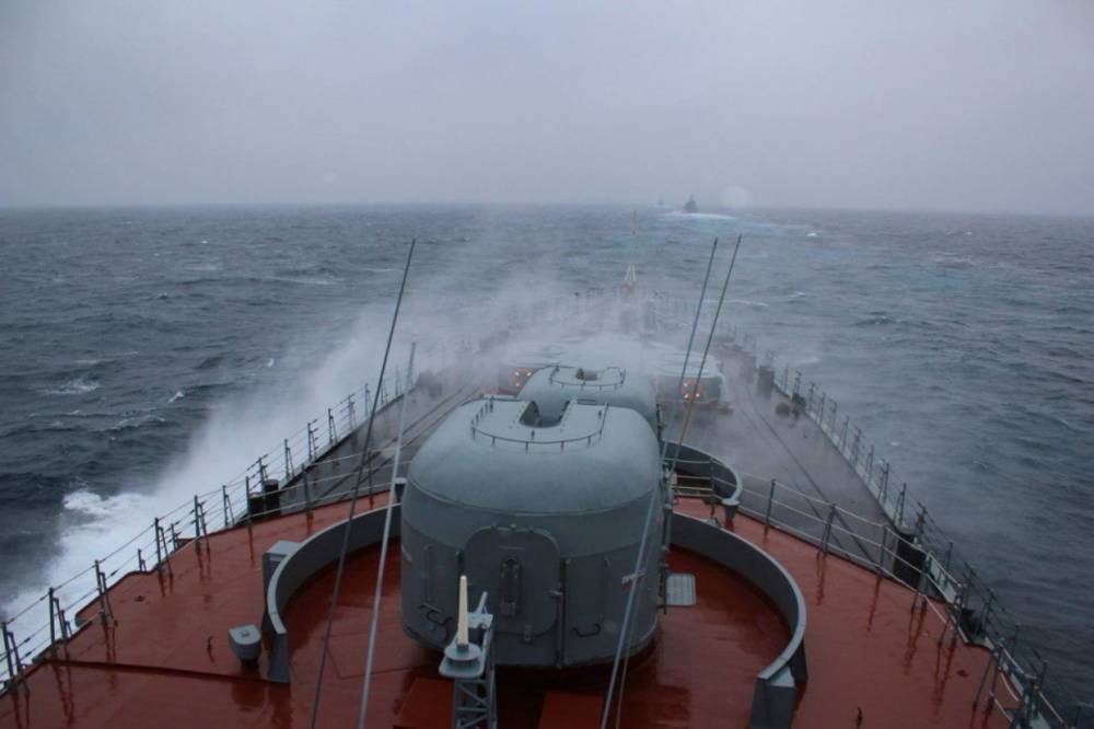 Два корабля Северного флота попали в шторм в Норвежском море