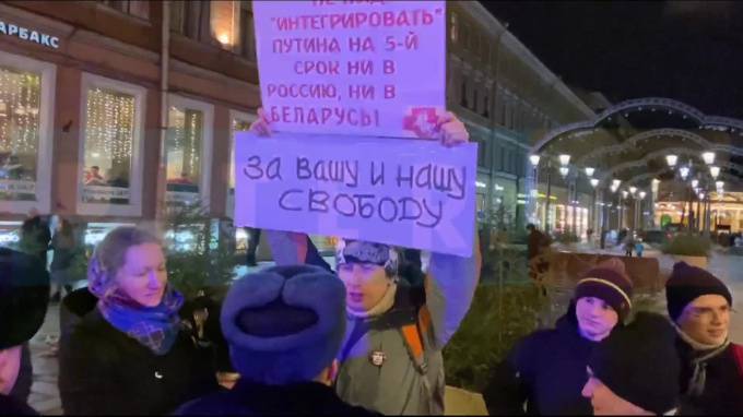 На Невском проспекте организовали пикет солидарности с протестом в Белоруссии