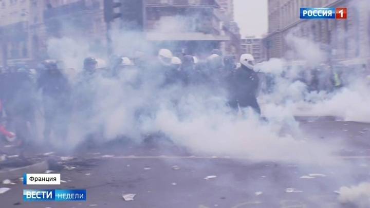 Демонстрации в Париже: дышать без противогаза невозможно