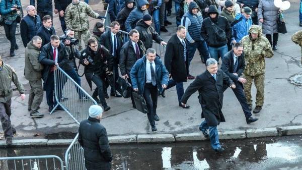 В Киеве на акции оппозиции перед "нормандской" встречей Петра Порошенко забросали яйцами прямо на сцене