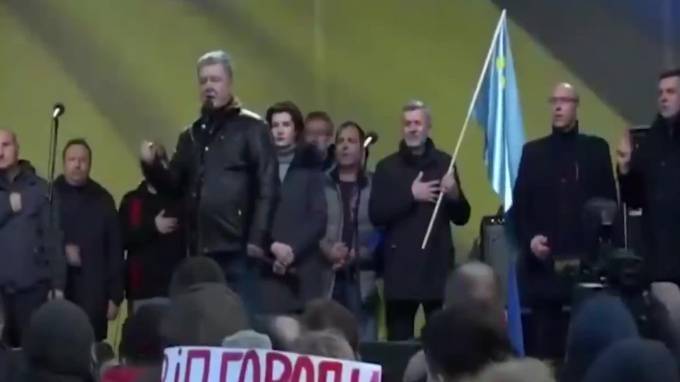 В Порошенко кинули яйца на митинге в Киеве