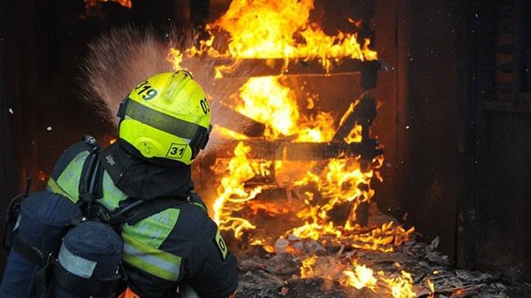 Пожарные ликвидируют огонь на складе в Петрозаводске