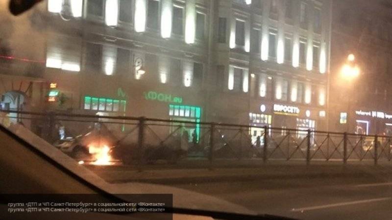 У станции метро "Волковская" в Петербурге сгорела маршрутка