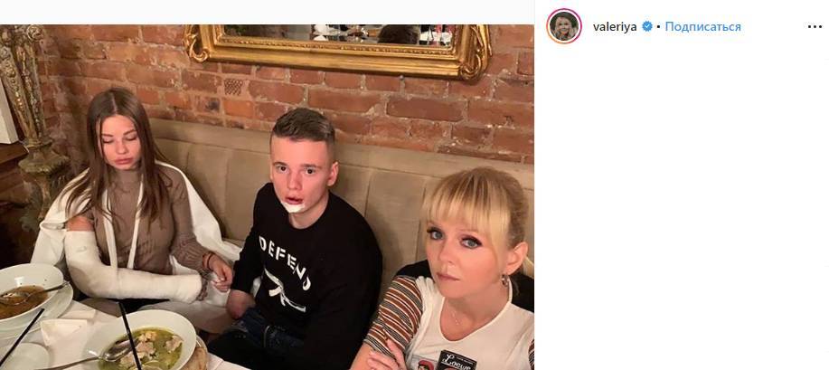 Певица Валерия показала фото сына и его девушки после аварии