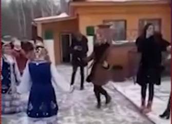Появилось видео с танцами Собчак и&nbsp;Алсу в&nbsp;башкирской деревне