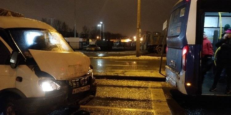 Водитель «Газели» скрылся с места аварии с автобусом в Петербурге