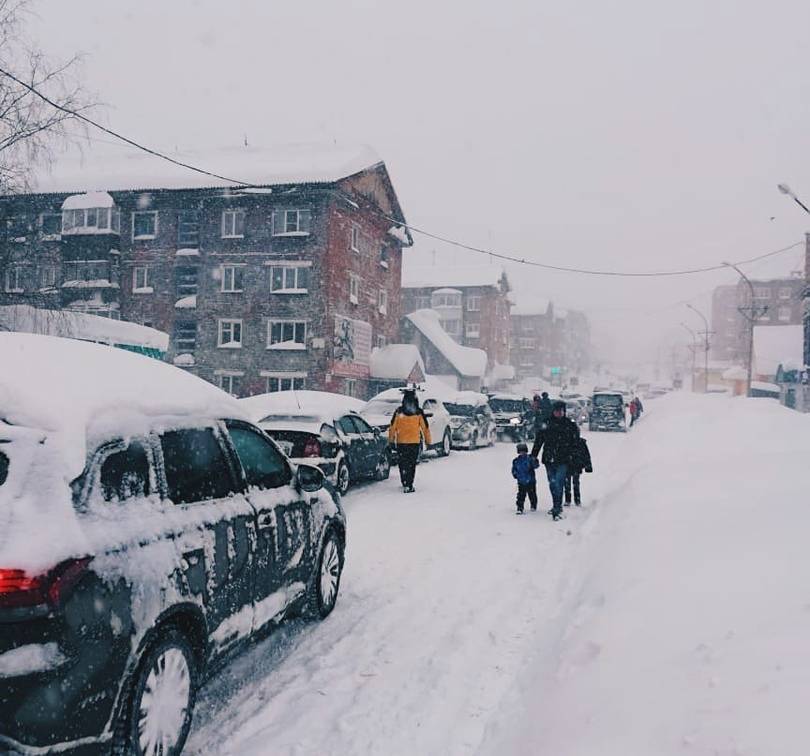 Два метра снега за двое суток: в Шерегеше сохраняется сложная обстановка на дорогах