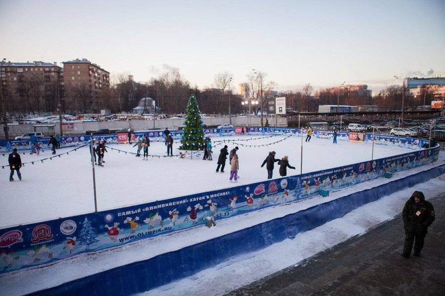 Катки и хоккейные коробки будут работать этой зимой в 28 парках столицы