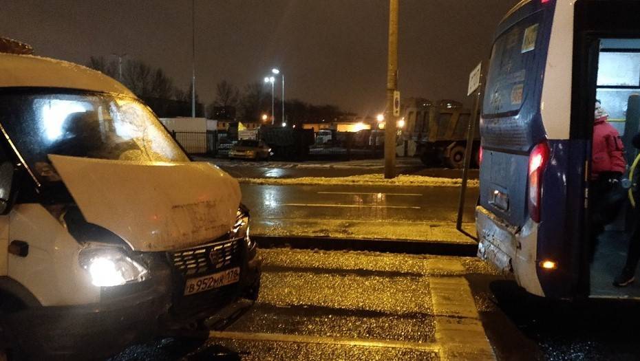 Пять человек пострадали в ДТП с маршруткой в Петербурге